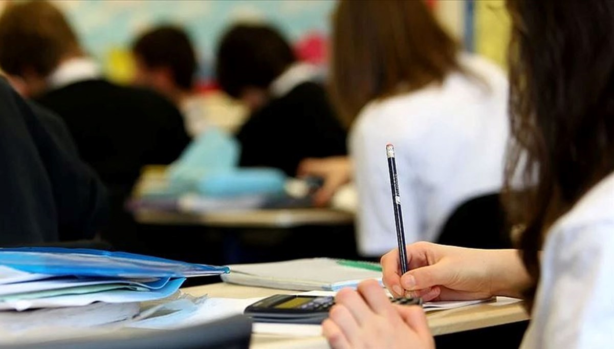 Yeni müfredatla birlikte haftalık ders saatleri değişecek mi? Bakan Tekin'den açıklama Yeni müfredatla birlikte haftalık ders saatleri değişecek mi? Bakan Tekin'den açıklama