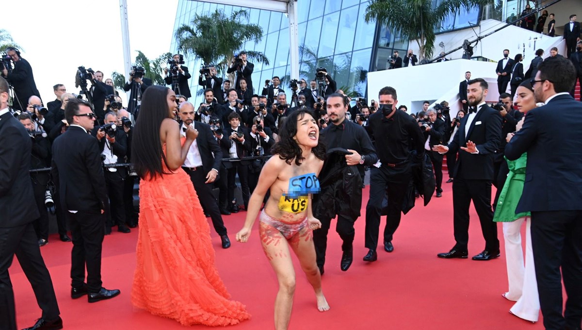 75. Cannes Film Festivali kırmızı halısında Ukrayna için çıplak protesto