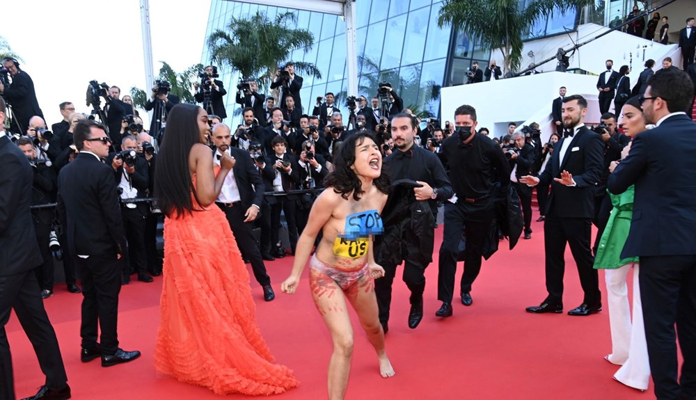 75. Cannes Film Festivali kırmızı halısında Ukrayna için çıplak protesto