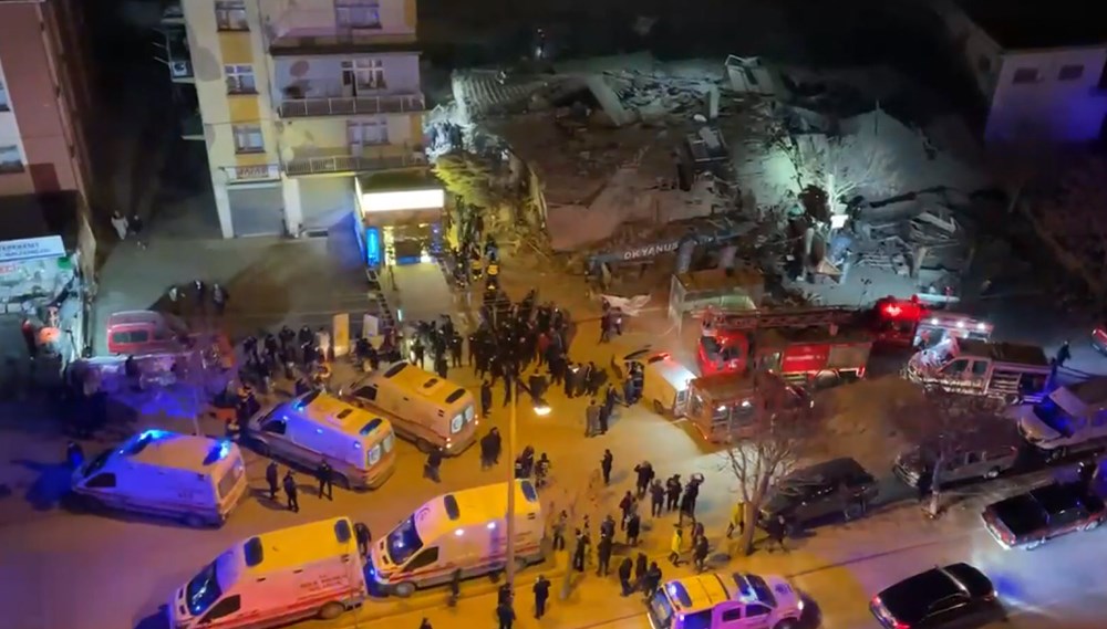 Konya'da 3 katlı bina çöktü: 5 kişiyi arama çalışması sürüyor - 2