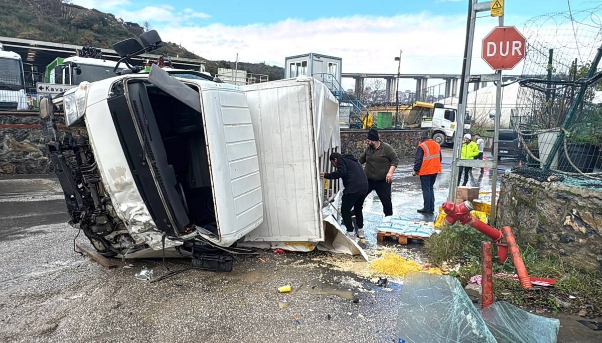 Beykoz'da kamyonet devrildi: 2 yaralı Beykoz'da kamyonet devrildi: 2 yaralı