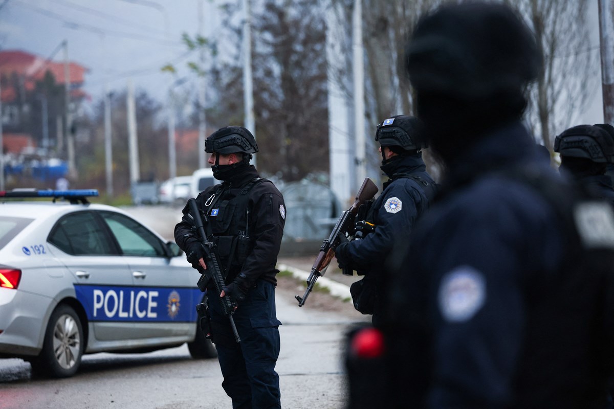 Kosova polisi etnik olarak bölünmüş olan Mitroviçe kentinde devriye yaparken