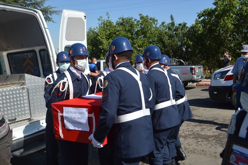 Manavgat'taki yangında ölen orman işçisi babasını cübbesiyle uğurladı - 3