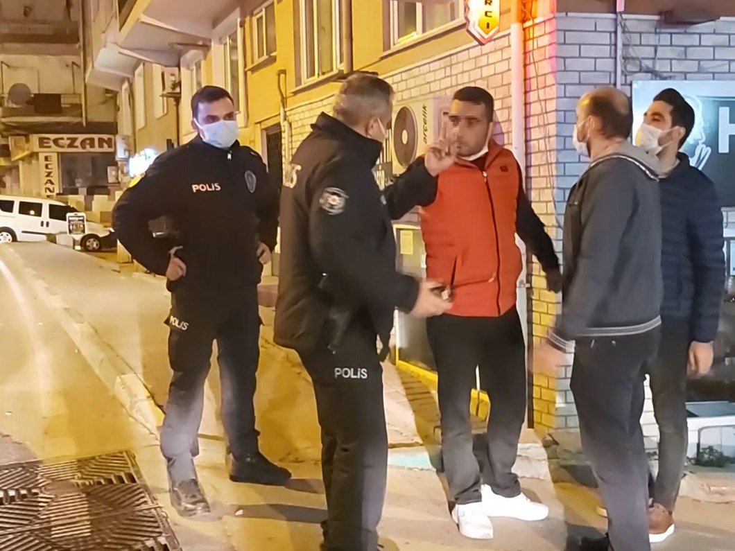 Yasağa rağmen sokağa çıktı, gazetecileri tehdit etti