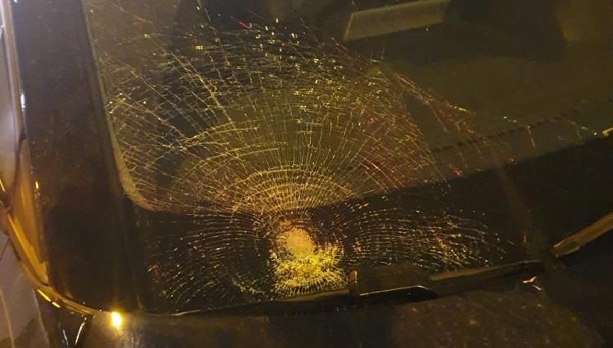 Yoldan karşıya geçmek isteyen adama otomobil çarptı Yoldan karşıya geçmek isteyen adama otomobil çarptı