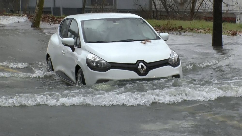 İstanbul'da su borusu patladı, moto kurye açılan çukura düştü - 9