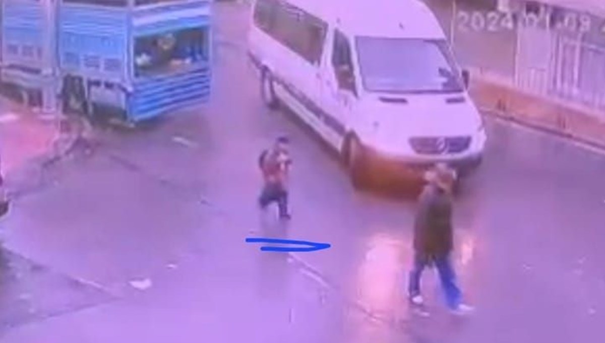 Sultangazi'de okul servisinin çarptığı 5 yaşındaki çocuk öldü Sultangazi'de okul servisinin çarptığı 5 yaşındaki çocuk öldü