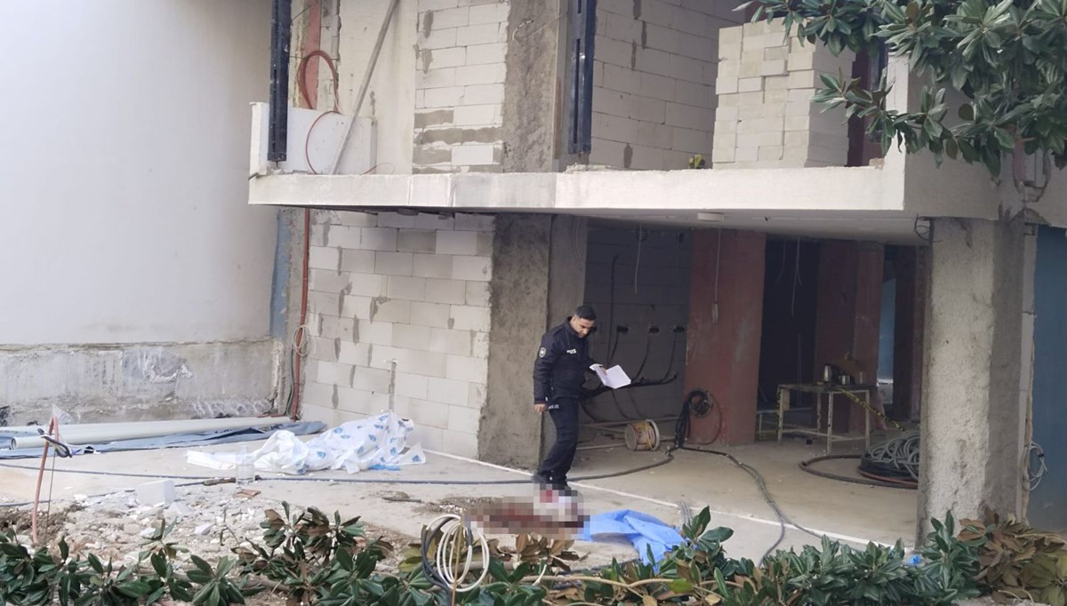 İzmir'de tamir için çıktığı çatıdan düşen kişi öldü İzmir'de tamir için çıktığı çatıdan düşen kişi öldü
