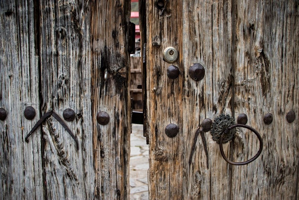 Prizren'in yıkılan evlerinin kapı ve pencereleri sergide buluştu - 1