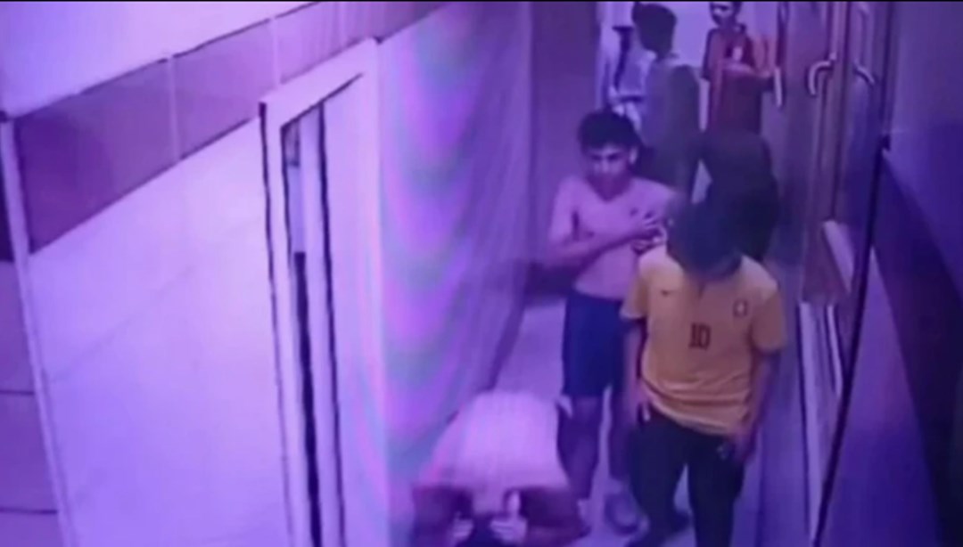 Halı sahanın soyunma odasında "torpil şakası" kamerada
