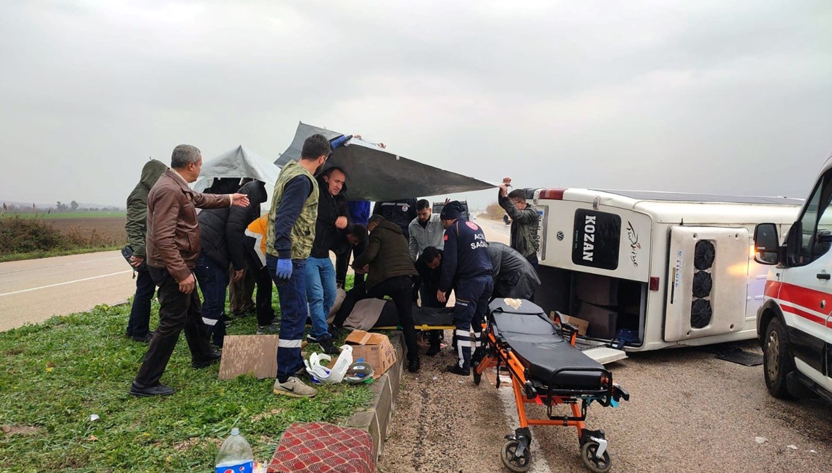 Adana'da yolcu minibüsü devrildi: Yaralılar var