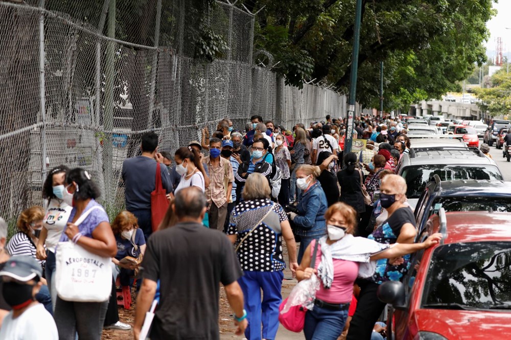 Venezuela'da aşılama başladı: 400 metre kuyruk - 2