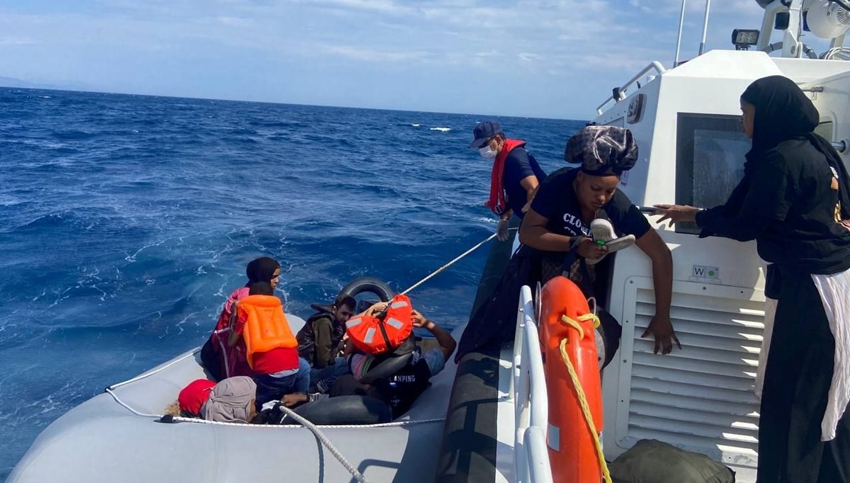 İzmir'de 62 düzensiz göçmen yakalandı İzmir'de 62 düzensiz göçmen yakalandı