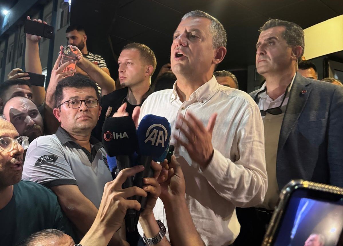 CHP lideri Özel hastane önünde açıklama yaptı.