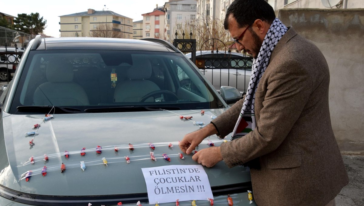 Aracını bayram şekeriyle süsleyip, mahalle mahalle gezerek çocuklara ikram etti