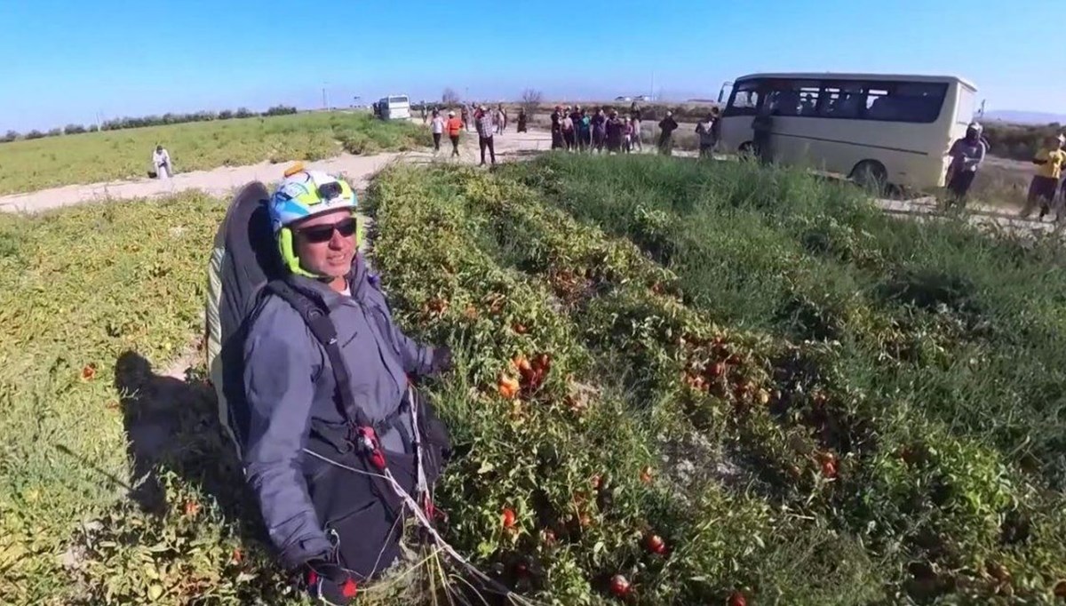 İşçilerin selamladığı yamaç paraşütü pilotu domates tarlasına indi