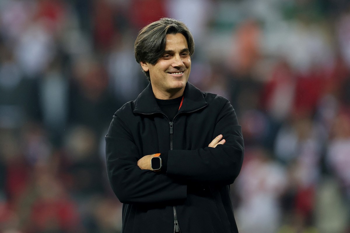 A Milli Takım Teknik Direktörü Vincenzo Montella, maç öncesi ısınma çalışmalarını böyle takip etti.