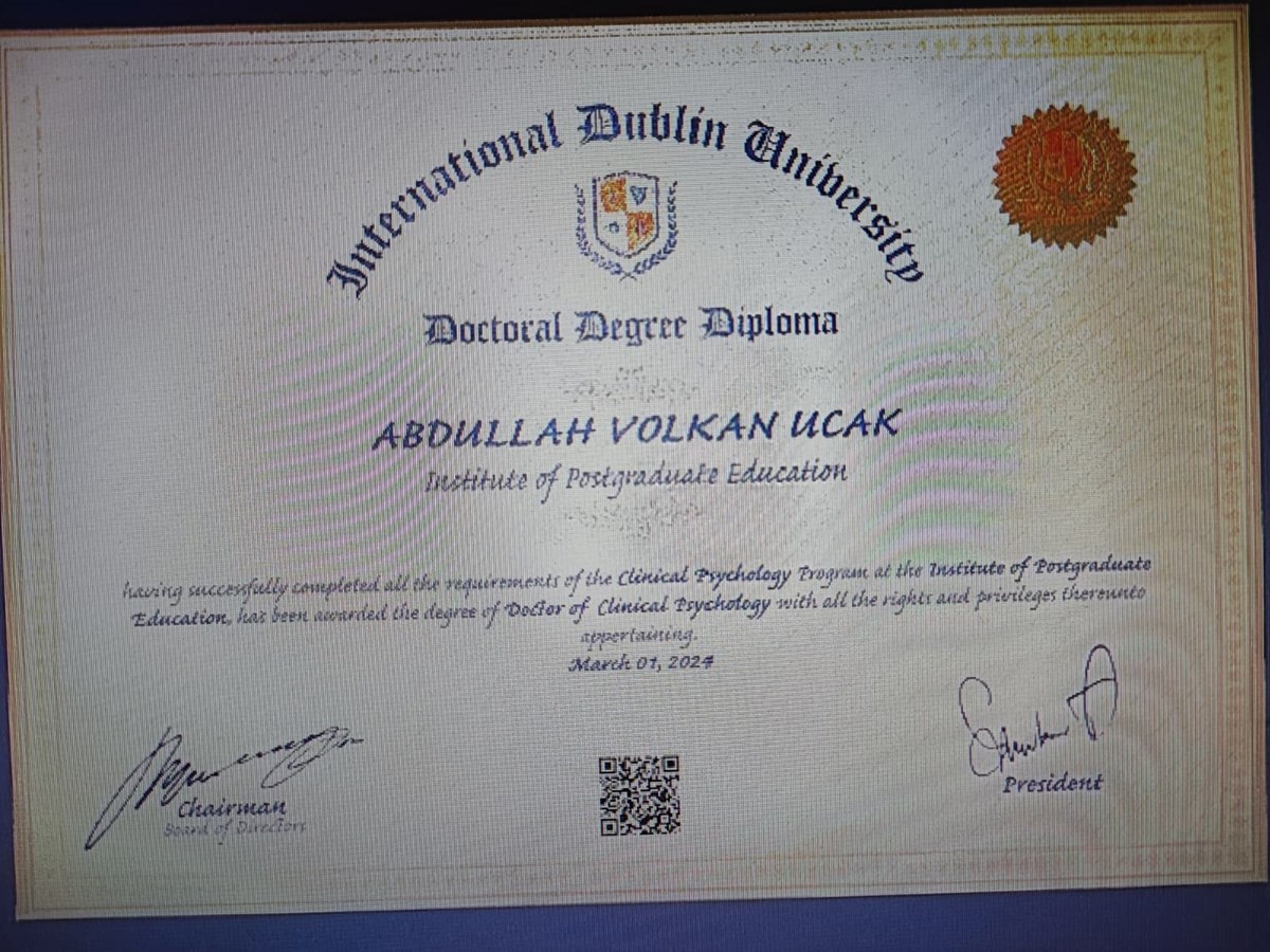 Volkan Uçak, evrakla klinik psikolog olduğunu ispata çalışıyor. Kendisini doktor olarak tanıtan Uçan, son olarak Ege Üniversitesi Volkan Uçak, evrakla klinik psikolog olduğunu ispata çalışıyor. Kendisini doktor olarak tanıtan Uçan, son olarak Ege Üniversitesi
