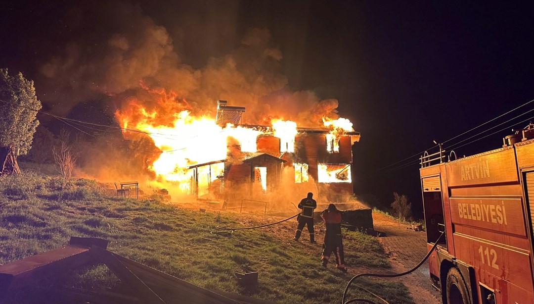 Artvin'de iki katlı ahşap evde yangın