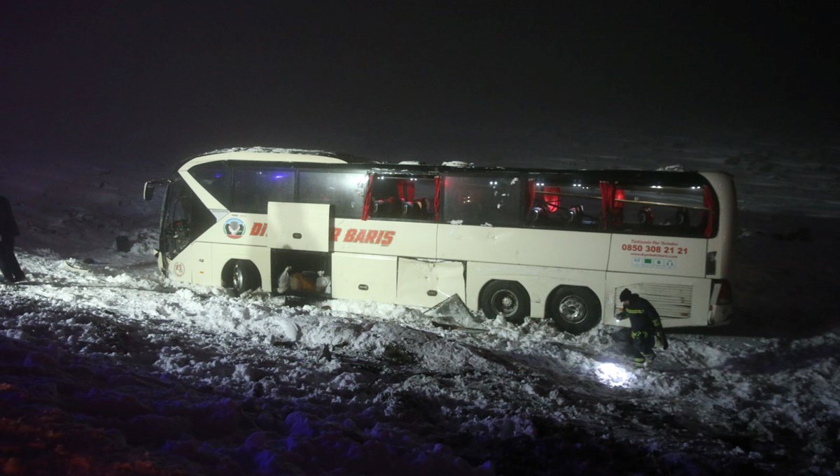 Diyarbakır'da yolcu otobüsü şarampole düştü: 4'ü ağır 30 yaralı
