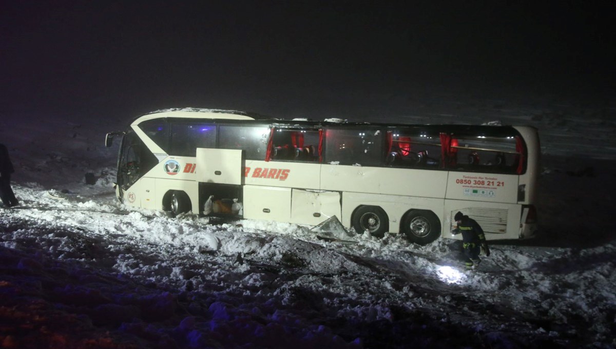 Diyarbakır'da yolcu otobüsü şarampole düştü: 4'ü ağır 30 yaralı Diyarbakır'da yolcu otobüsü şarampole düştü: 4'ü ağır 30 yaralı