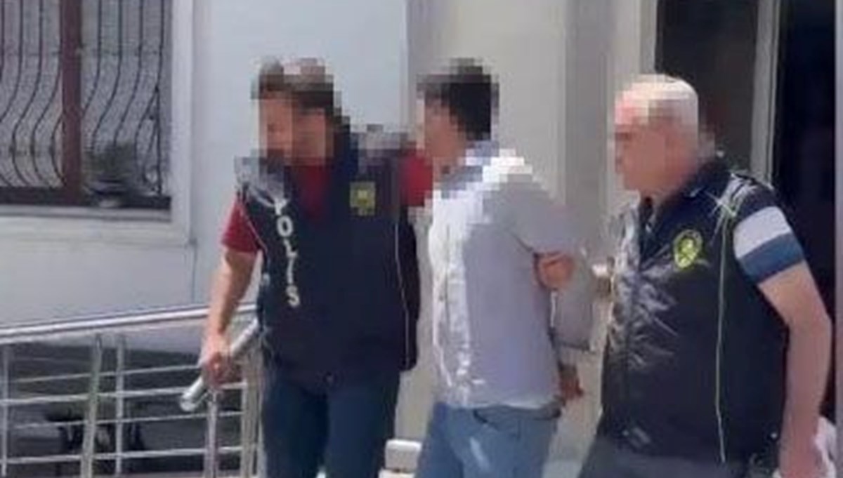 Eşini bıçaklayarak öldürüp kendisini ihbar etti Eşini bıçaklayarak öldürüp kendisini ihbar etti