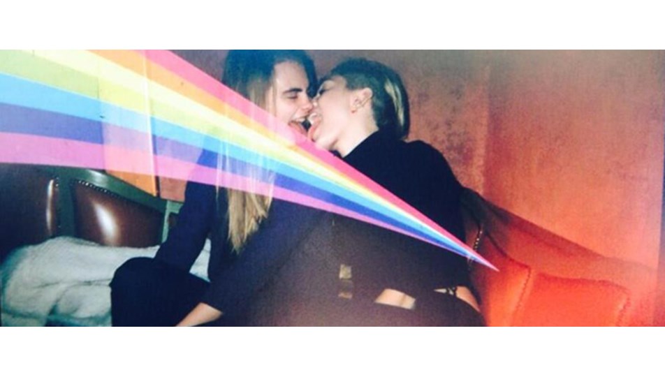 Miley Cyrus ünlü mankenle öpüştü