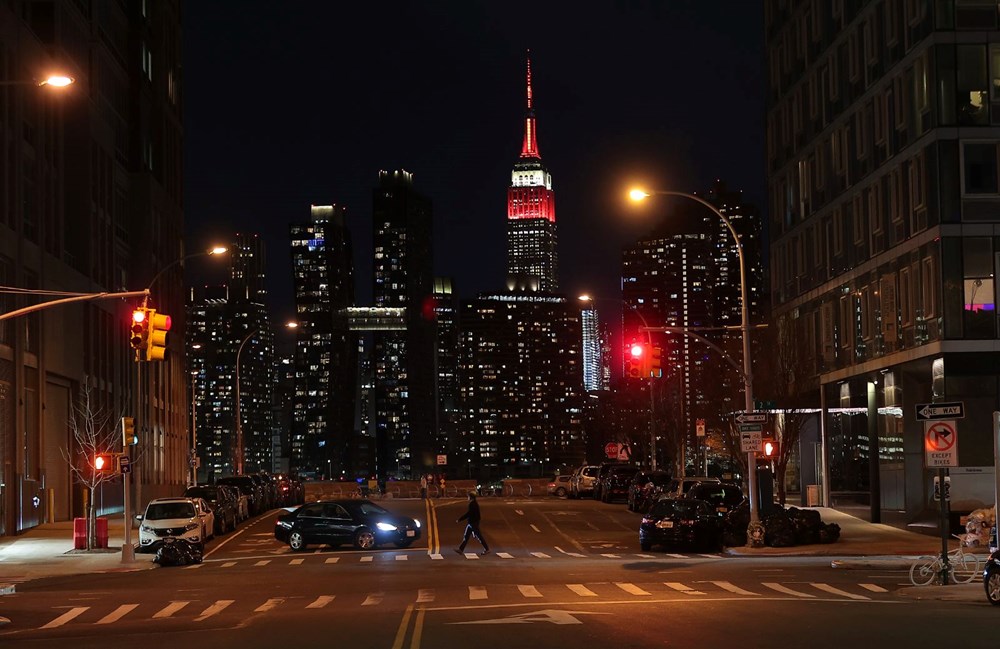 Empire State binası depremzedeler için kırmızı beyaz renklerle ışıklandırıldı - 10