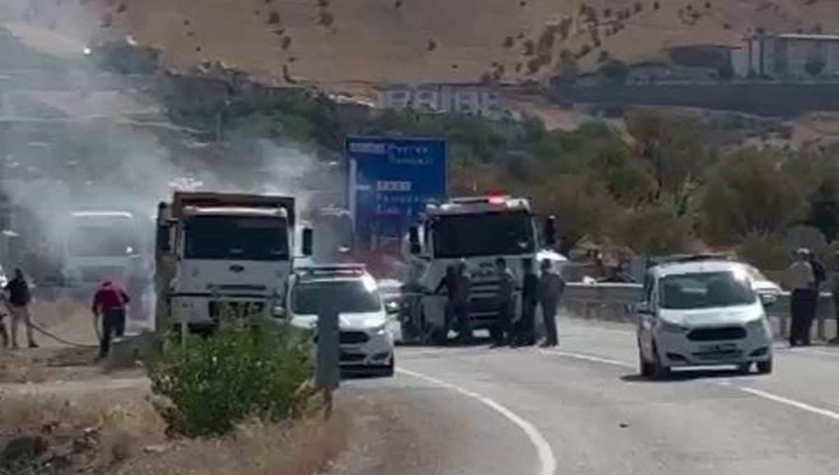 Tunceli’de seyir halindeki kamyon alev aldı