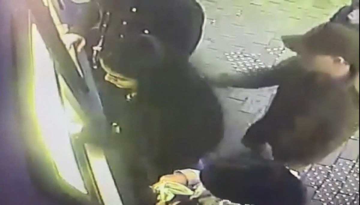 ATM'den para çekerken dikkat! Kaşla göz arasında kartları çalıyorlar ATM'den para çekerken dikkat! Kaşla göz arasında kartları çalıyorlar