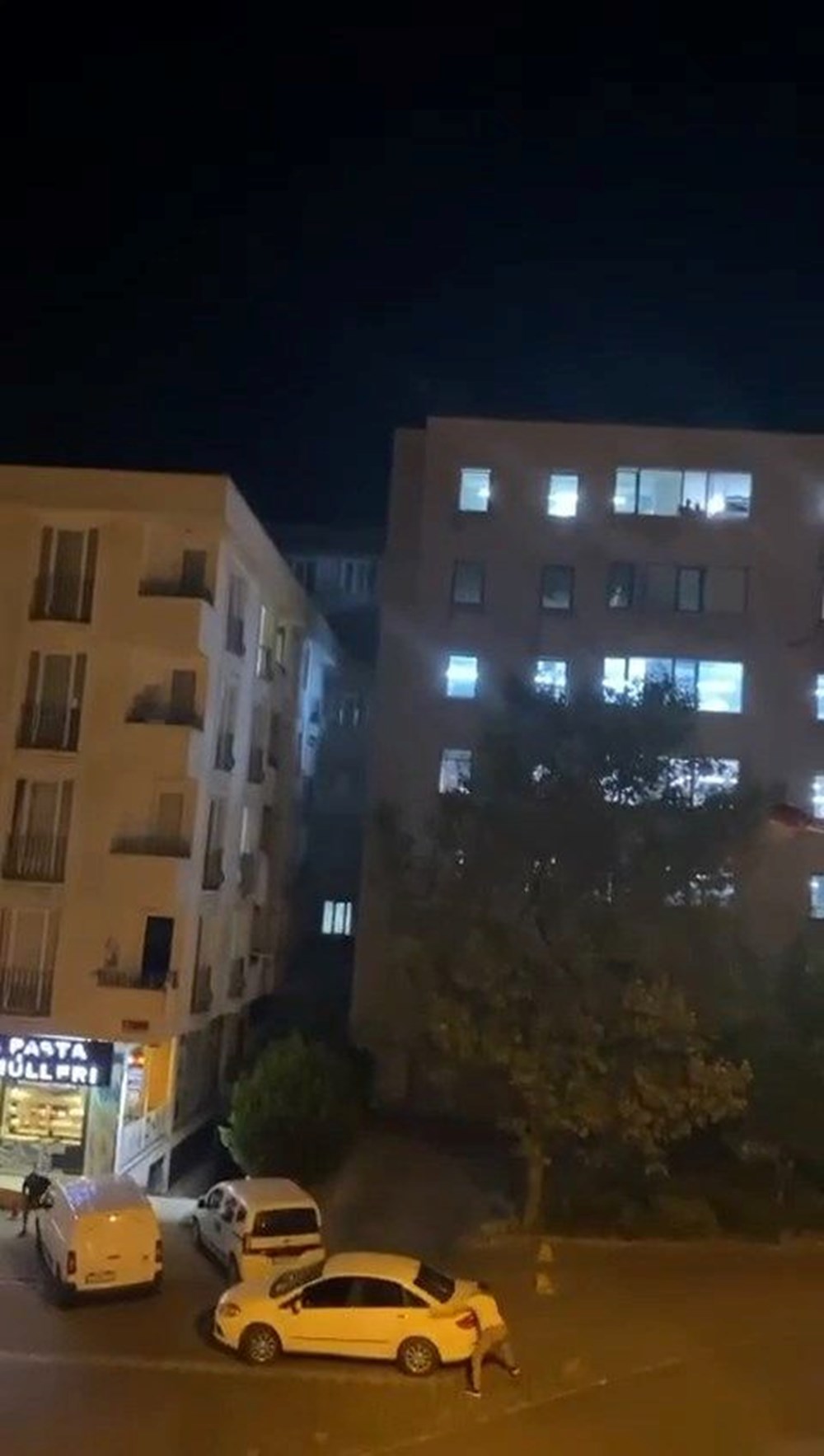 Esenyurt'ta kedi için silahlı çatışma: Yoldan geçen kurye vuruldu - 2