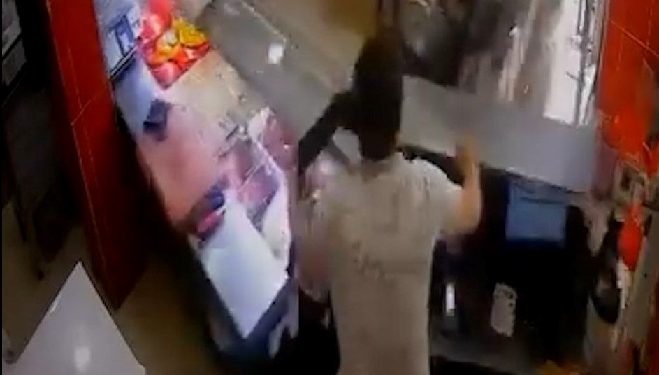 Elektrikli bisikletle kasap dükkanına daldı
