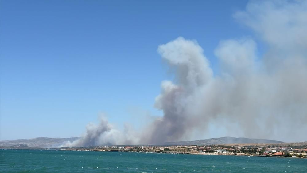 İzmir Çeşme'de orman yangını: Üç mahalle tahliye edildi, karayolu kapatıldı - 3