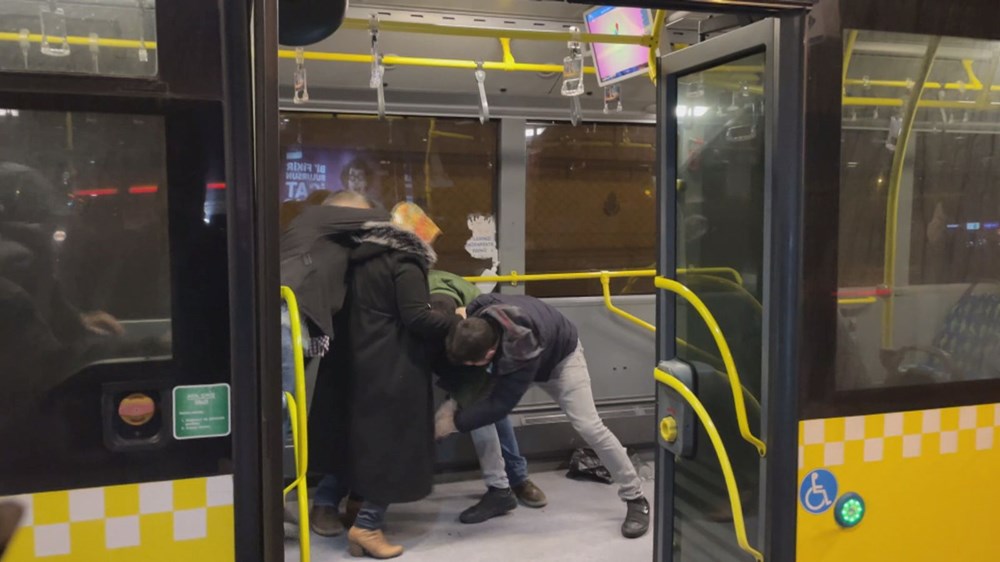 Metrobüste bıçaklı kavga: İki yolcu yaralandı - 11