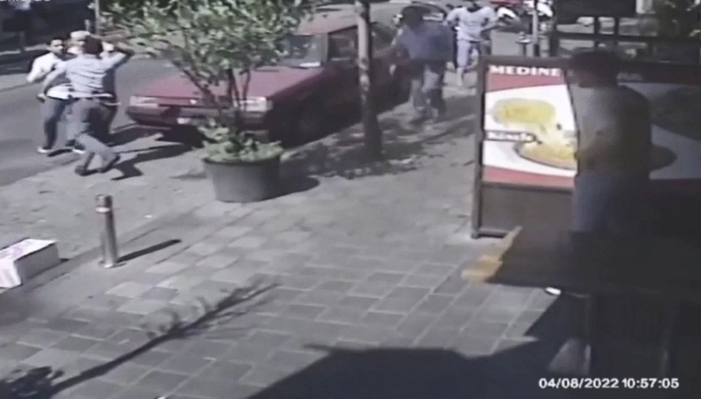 İstanbul'da kasap, bakanlık görevlilerini bıçakla kovaladı