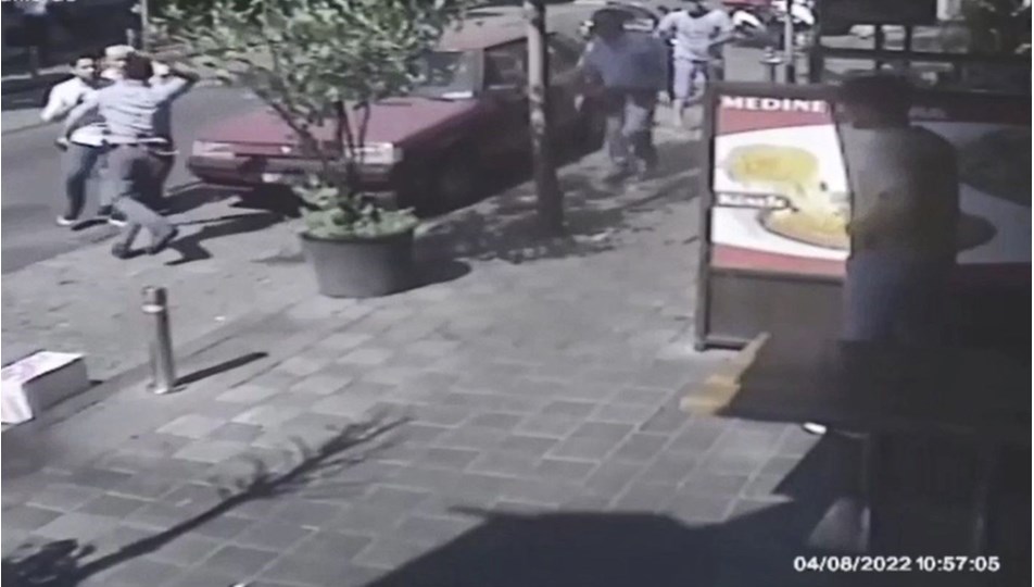 İstanbul'da kasap, bakanlık görevlilerini bıçakla kovaladı