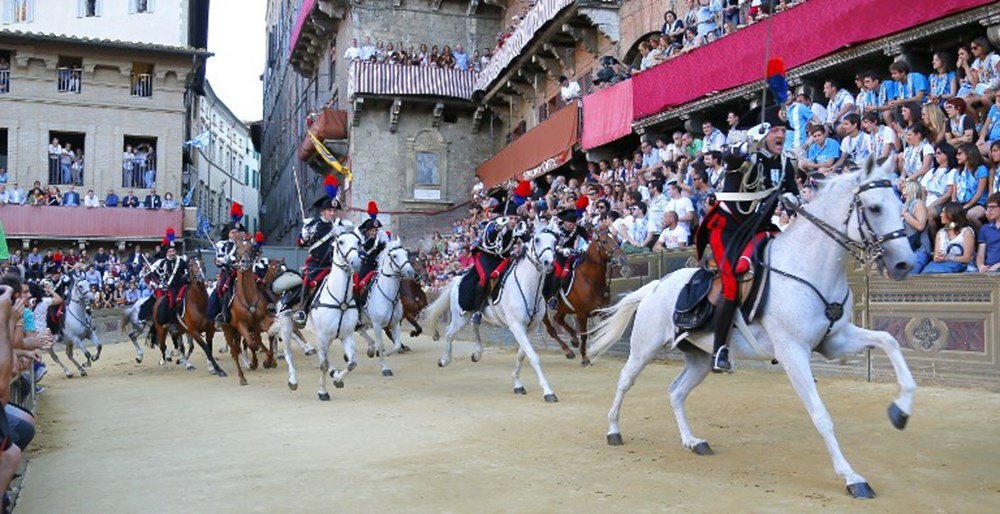 Competidores da corrida em ação no grande evento de Siena