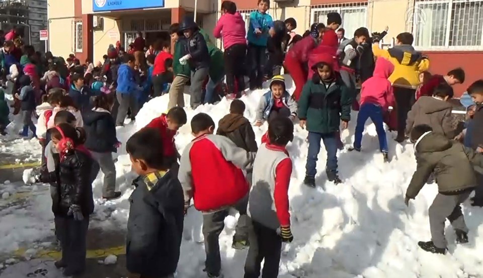 Belediye okul bahçesine kar kamyonla kar getirdi - 2
