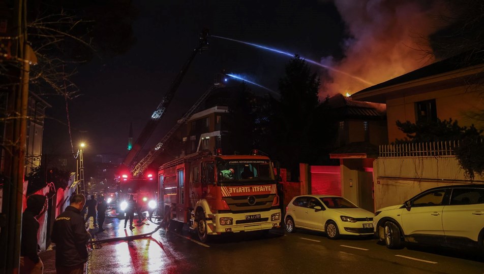 Üsküdar'da iki katlı binada yangın