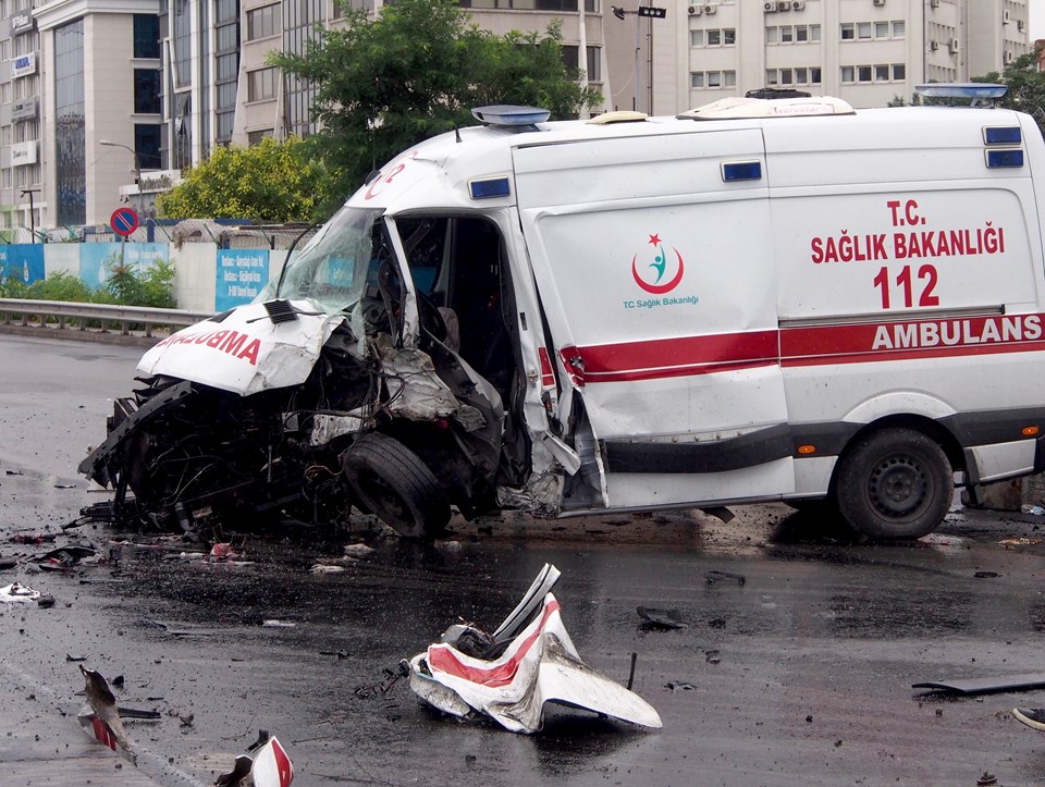 Ataşehir'de ambulans kaza yaptı: 4 yaralı - 1