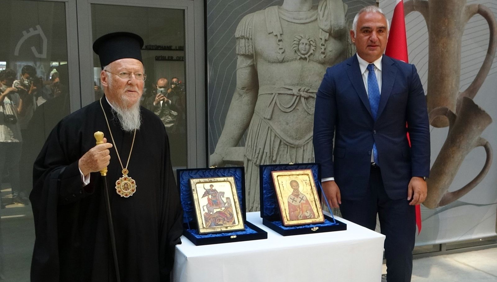Çalınan ikonalar Patrik'e teslim edildi