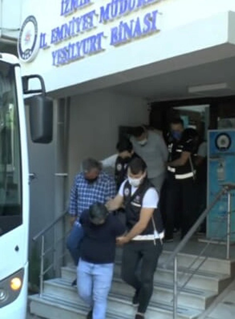 İzmir'de yasa dışı silah ticaretine 11 tutuklama - 1