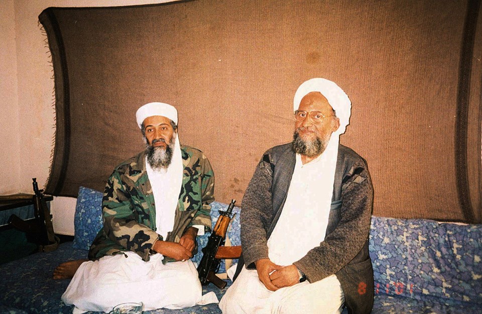 El Kaide'nin kurucusu Usame Bin Ladin, 2011 yılında Pakistan'ın Abbotabad kentinde ABD özel kuvvetleri tarafından öldürülmüştü.(Fotoğrafta Bin Ladin ile Zevahiri yan yana)