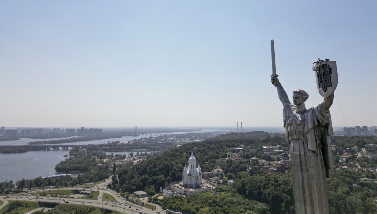 Kiev'deki Anavatan Heykeli'ne Ukrayna arması yerleştirildi