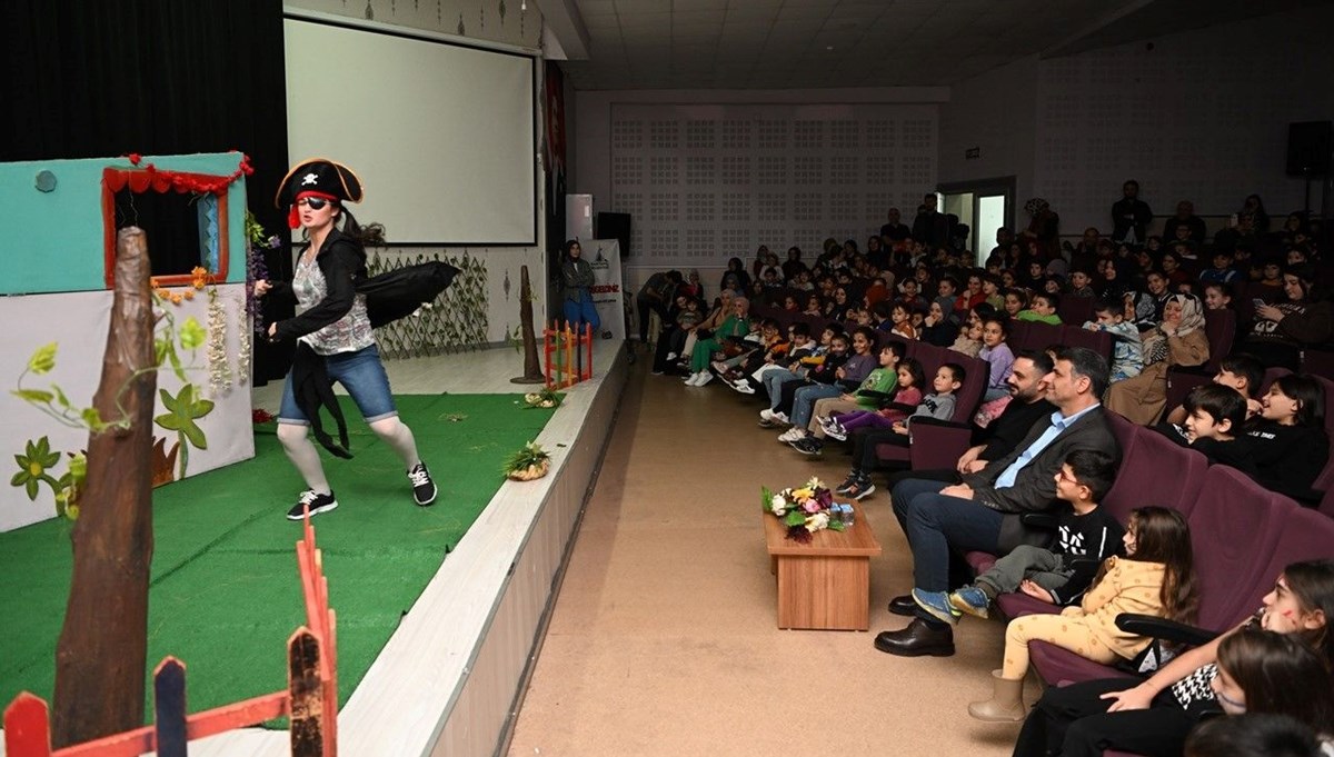 Kartepe'de minikler tiyatro oyunuyla eğlendi Kartepe'de minikler tiyatro oyunuyla eğlendi