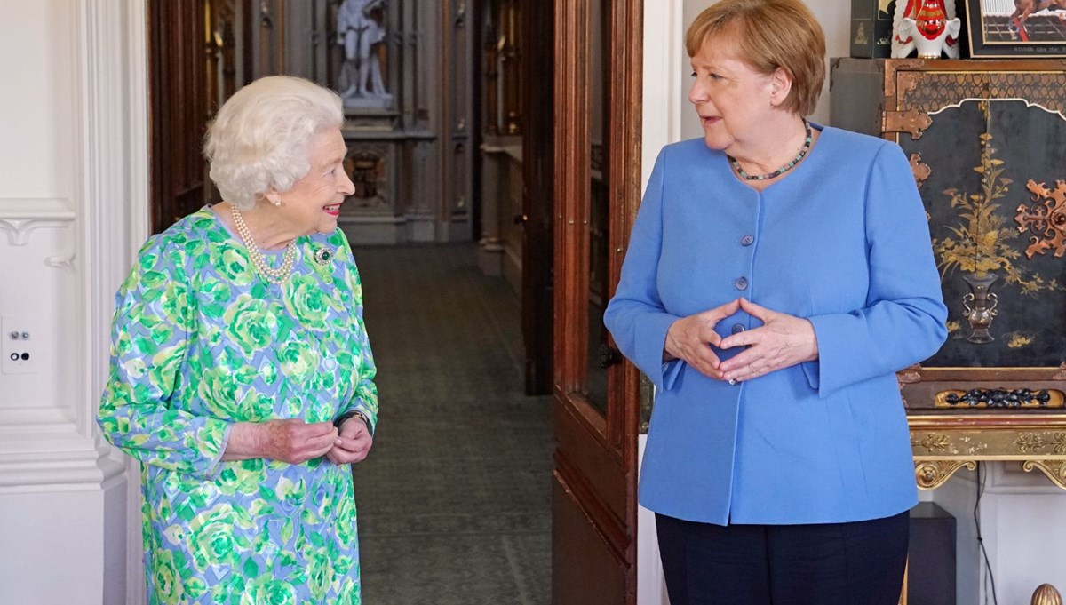Kraliçesi II. Elizabeth'ten Angela Merkel’e özel broş