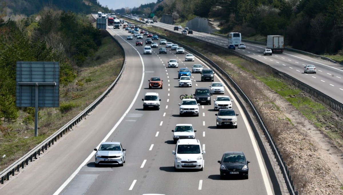 Tatilcilerin dönüşü sürüyor: Anadolu Otoyolu’nda akıcı yoğunluk (İstanbul yönünde trafik durumu nasıl?)