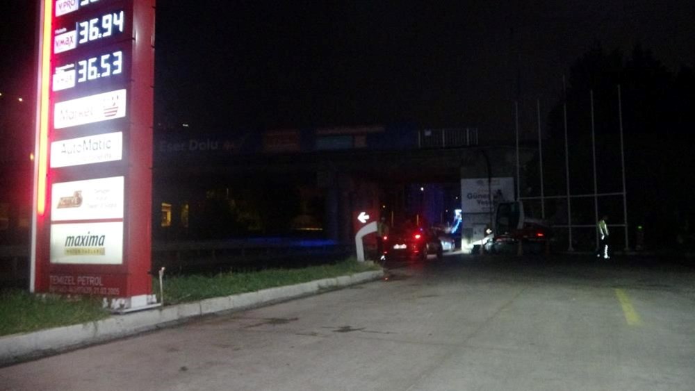 Hatalı park eden sürücü uyandırma çabası | Cama vurdular,
arabayı salladılar, saatler sonra uyandı - 2