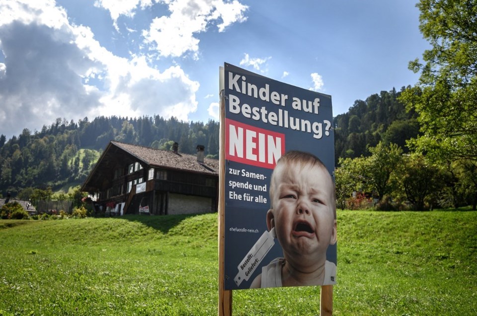 İsviçre'de "Sipariş üzerine çocuklar mı? Sperm bağışına ve herkes için evliliğe hayır" yazan bir afiş