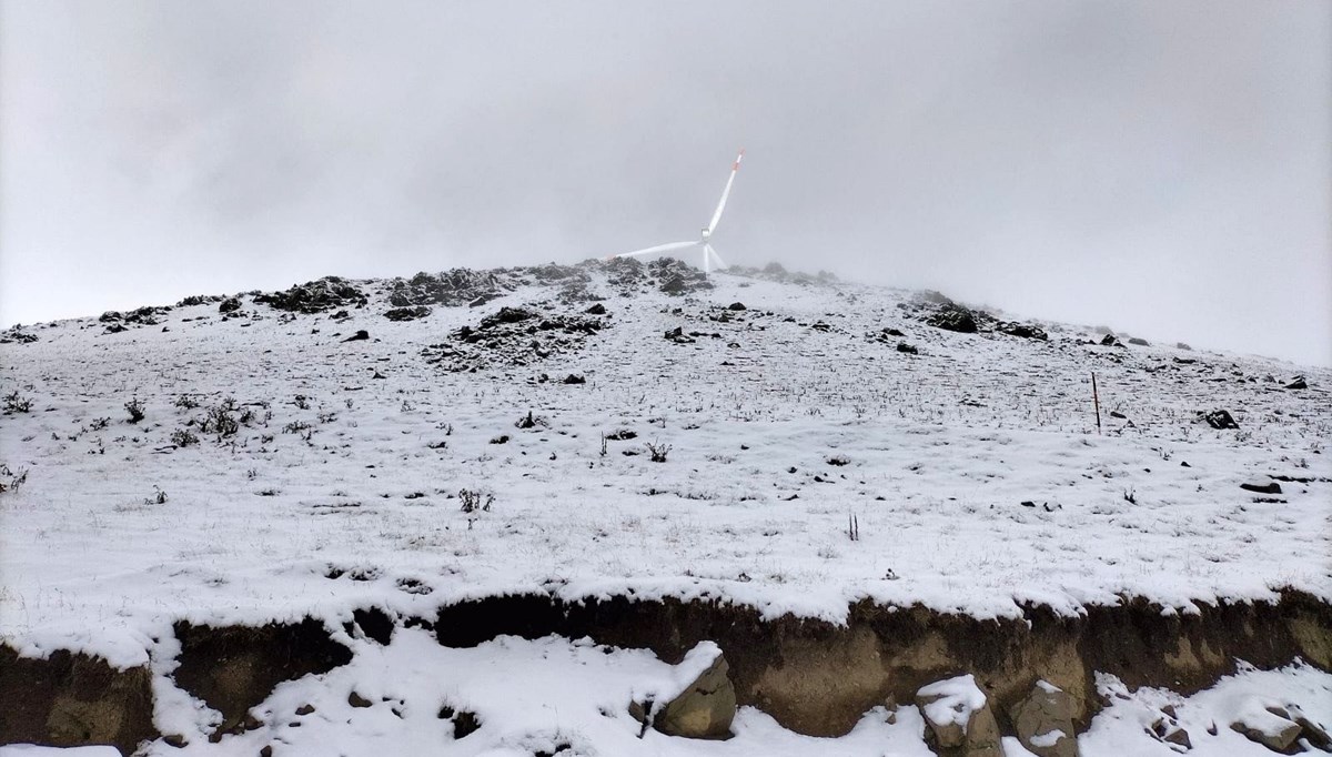 Bayburt'un yüksek rakımlı köylerinde kar yağışı etkili oldu